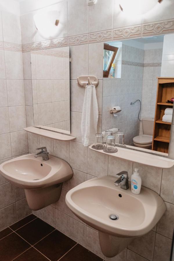 Hemina Vendeghaz Hotel Tata Ngoại thất bức ảnh