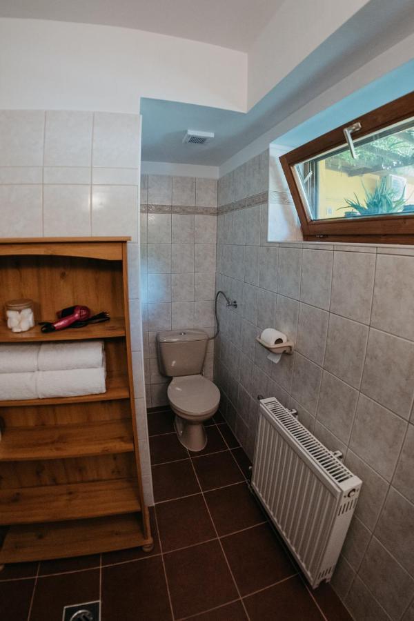 Hemina Vendeghaz Hotel Tata Ngoại thất bức ảnh