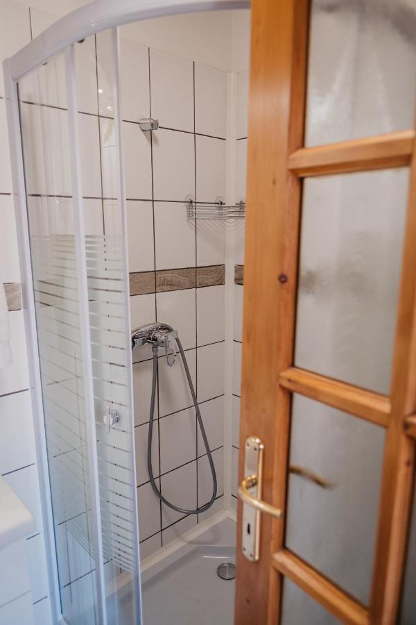 Hemina Vendeghaz Hotel Tata Ngoại thất bức ảnh
