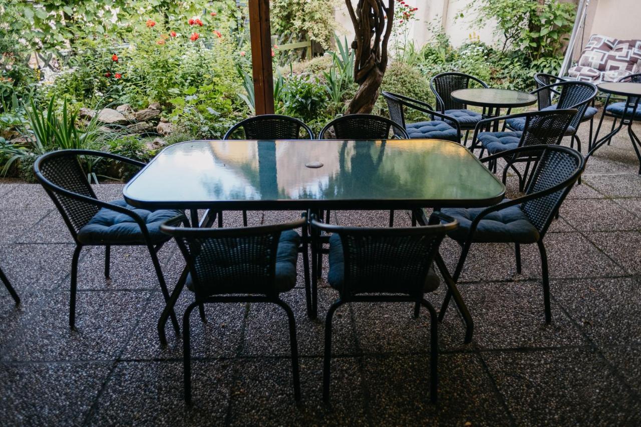 Hemina Vendeghaz Hotel Tata Ngoại thất bức ảnh