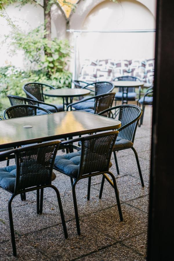 Hemina Vendeghaz Hotel Tata Ngoại thất bức ảnh